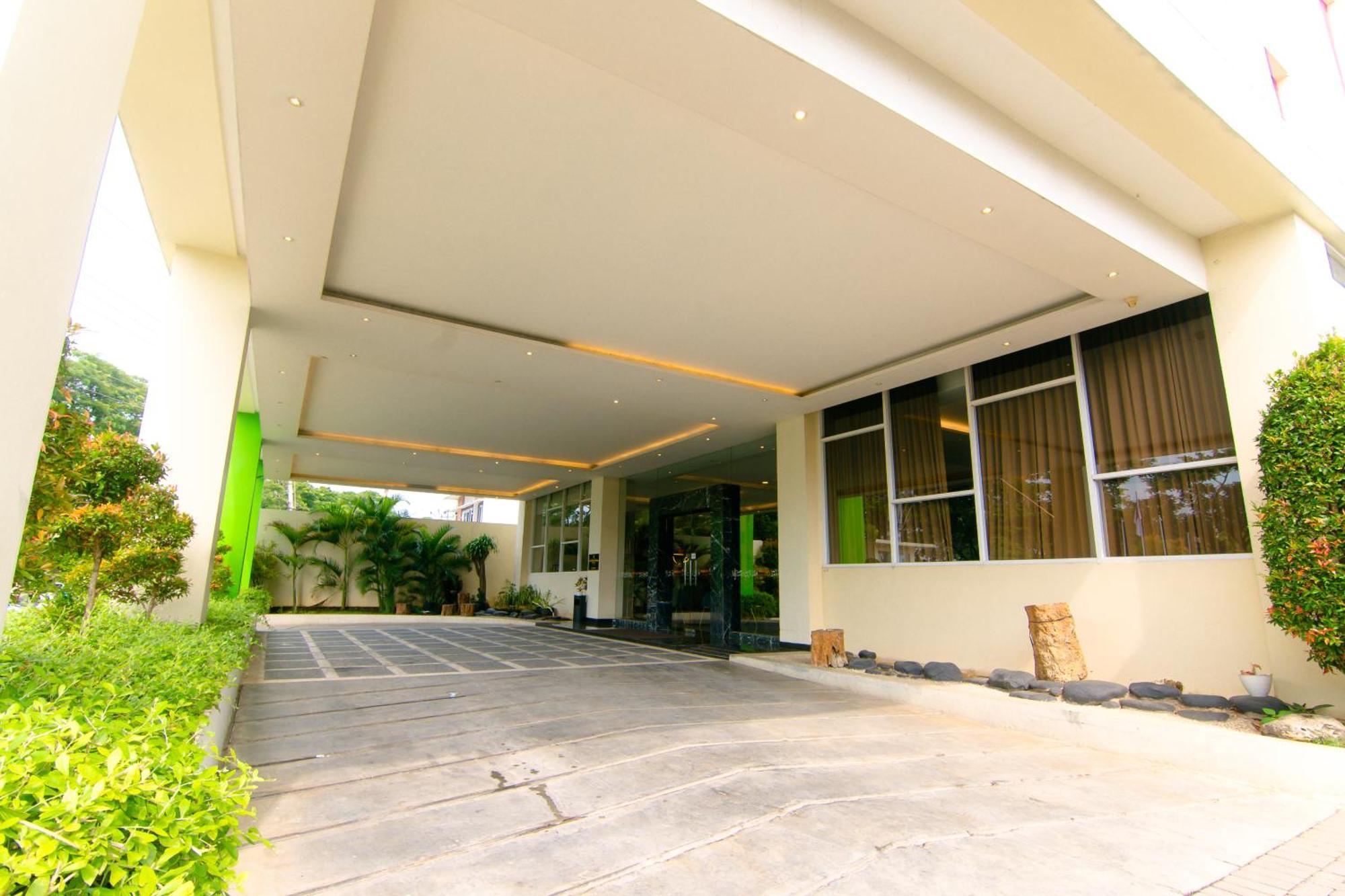 โรงแรมฟร้อนต์ วัน ปุรโวดาดี Purwodadi  ภายนอก รูปภาพ