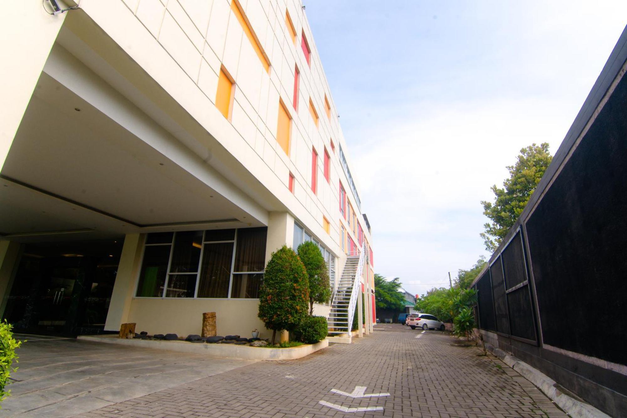 โรงแรมฟร้อนต์ วัน ปุรโวดาดี Purwodadi  ภายนอก รูปภาพ