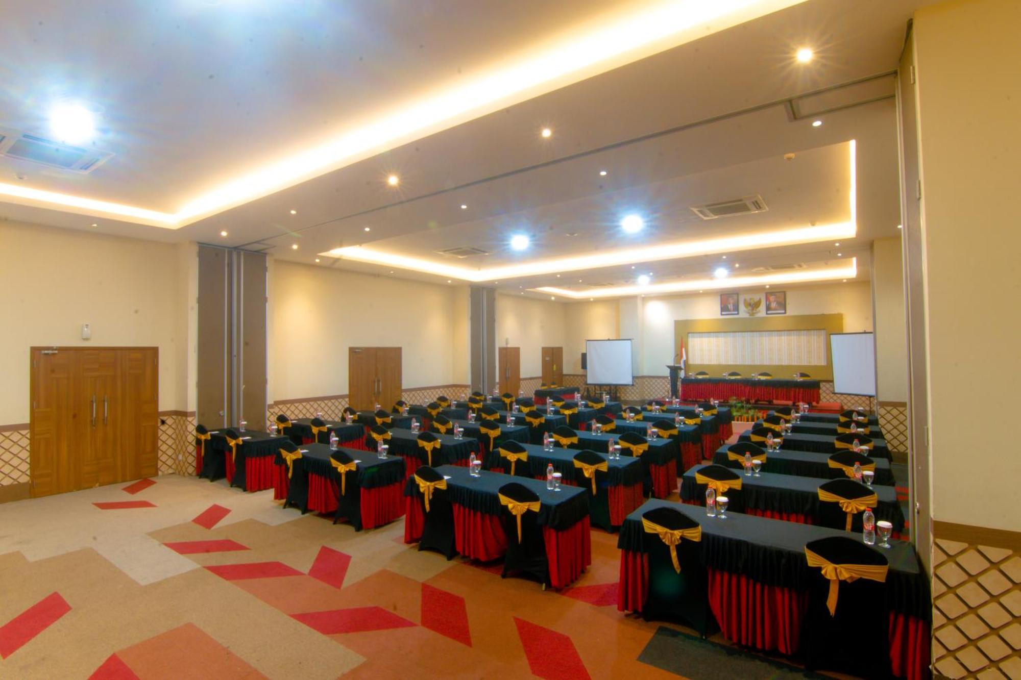 โรงแรมฟร้อนต์ วัน ปุรโวดาดี Purwodadi  ภายนอก รูปภาพ