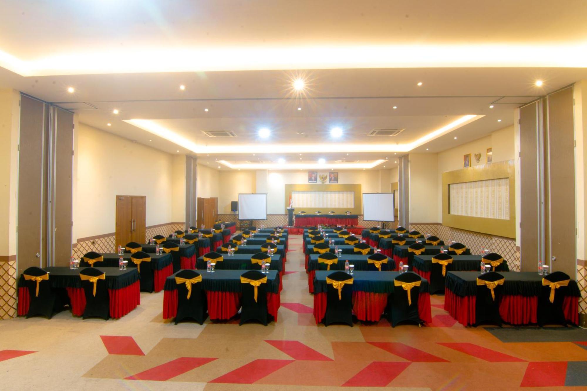 โรงแรมฟร้อนต์ วัน ปุรโวดาดี Purwodadi  ภายนอก รูปภาพ